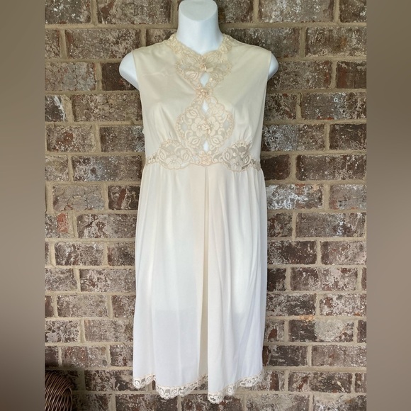 VINTAGE 1960's lace nightgown Roses Unbranded Ribbon Size Medium Slip Dress - Picture 1 of 7